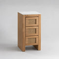 Comodino 45 x 40 x 80 cm in MDF effetto rovere con 3 cassetti frontali in rattan piano effetto marmo gambe in legno naturale