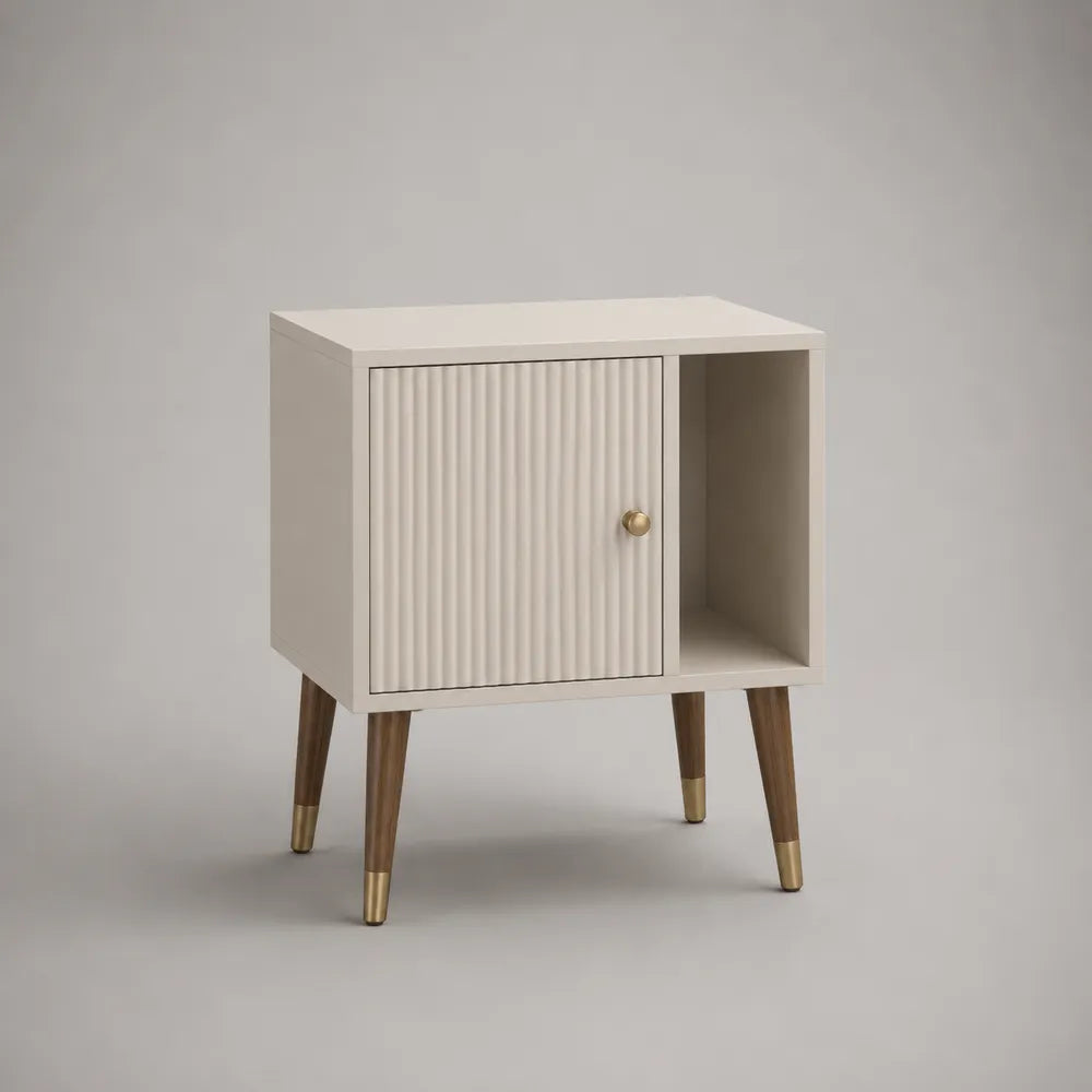 Comodino 60 x 40 x 68 cm in MDF laccato avorio opaco con anta scanalata vano aperto e gambe in legno massello finitura naturale