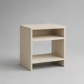 Comodino 45 x 35 x 50 cm in pannello truciolare effetto rovere chiaro con due vani a giorno struttura rettangolare