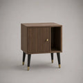 Comodino 45 x 40 x 55 cm con anta e vano a giorno in MDF effetto noce con maniglia oro gambe in metallo nero e oro struttura rettangolare