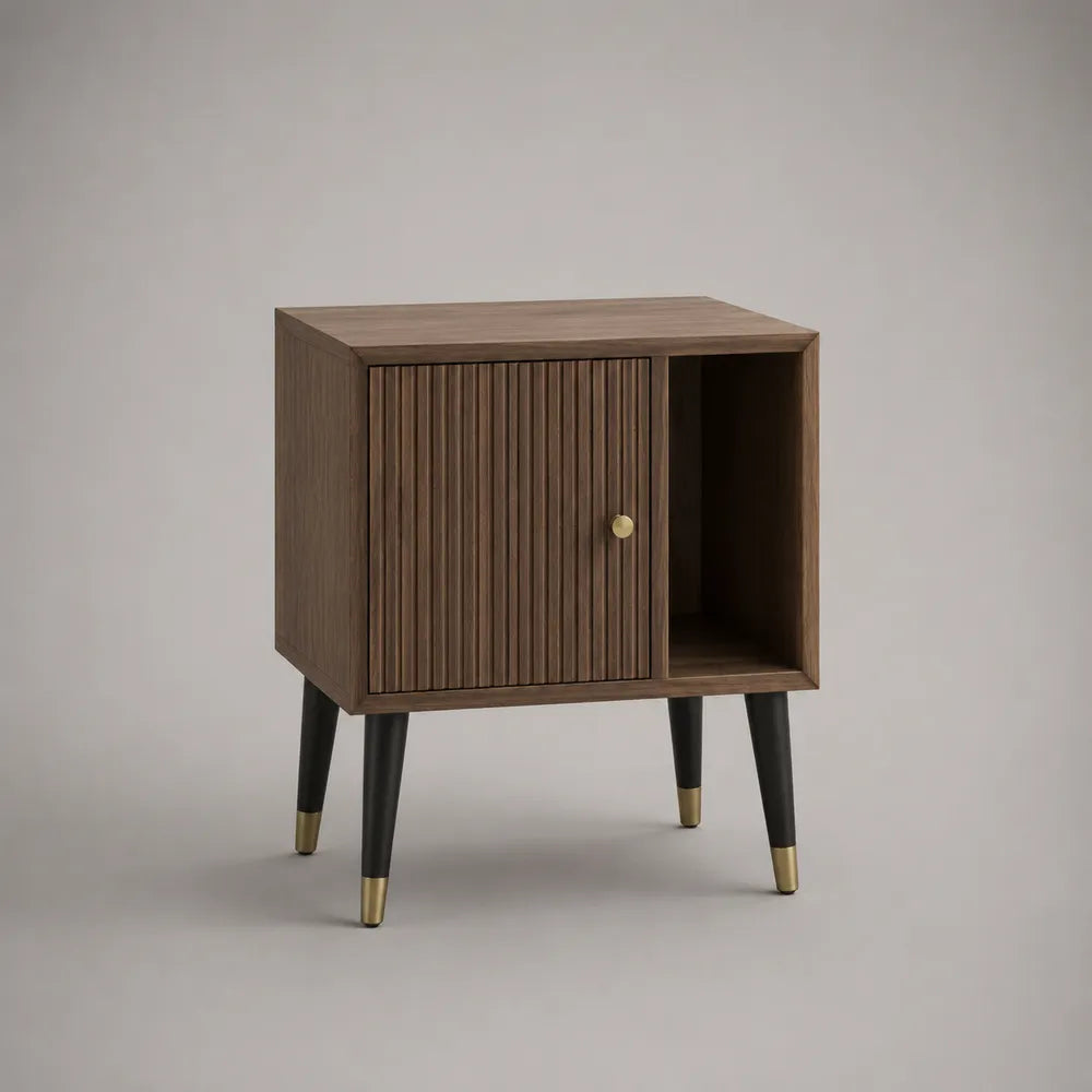 Comodino 45 x 40 x 55 cm con anta e vano a giorno in MDF effetto noce con maniglia oro gambe in metallo nero e oro struttura rettangolare