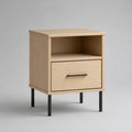 Comodino 45 x 40 x 55 cm con cassetto e vano a giorno in MDF effetto rovere chiaro con maniglia nera e gambe in metallo nero struttura rettangolare