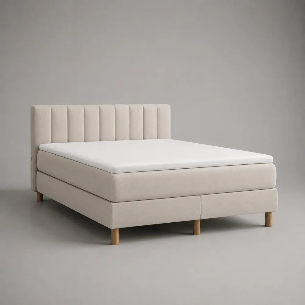 Letto matrimoniale 180 x 200 cm struttura letto imbottita con testiera a pannelli verticali rivestimento in tessuto poliestere colore beige gambe in legno naturale